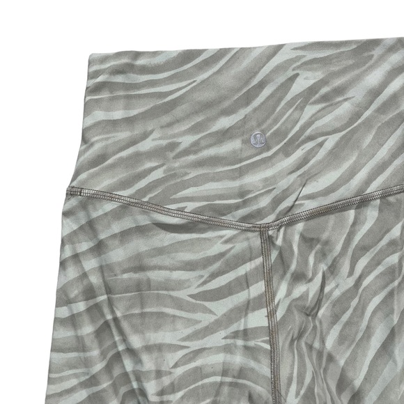 Lululemon Align Short 8"
Le Tigre Camo Green Fern Multi
Size 4 - Picture 5 of 5
